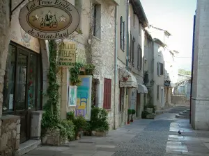 Saint-Paul-de-Vence - Callejón en el pueblo y sus tiendas