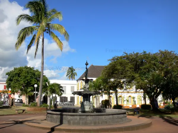 Saint-Pierre - Rathausplatz mit seinem Brunnen, seinen Bäumen und seinen Palmen