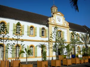 Saint-Pierre - Fassade des Rathauses und ihr Vorplatz geschmückt mit Pflanzen in Pflanzkübeln