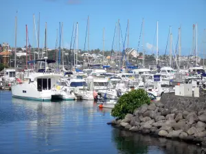 Saint-Pierre - Jachthafen und seine angelegten Boote