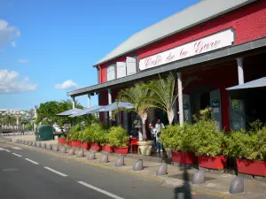Saint-Pierre - Ehemaliger Bahnhof umgewandelt in ein Café 