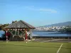 Saint-Pierre - Sportplatz und Kiosk zum Picknicken des Viertels Terre-Sainte, mit Blick auf den Hafen von Sainte-Pierre
