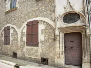 Saint-Pierre-le-Moûtier - Deur en gevel van een huis in het dorp