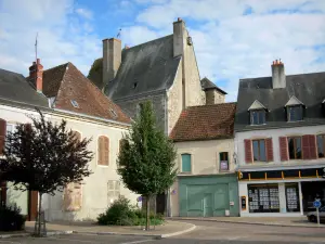Saint-Pierre-le-Moûtier - Facades of houses in the village