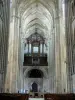 Saint-Quentin - In der Basilika Saint-Quentin: Kirchenschiff und Orgel