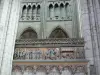 Saint-Quentin - In der Basilika Saint-Quentin: skulptierter Dekor des Chorabschlusses