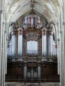 Saint-Quentin - Binnen in de basiliek Saint-Quentin: orgel