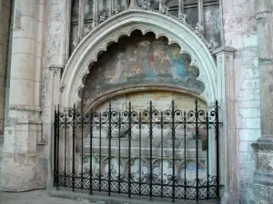 Saint-Quentin - Binnen in de basiliek Saint-Quentin: graf van Gregorius van Ferrieres