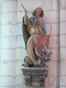 Saint-Quentin - Inside Saint-Quentin basilica: statue