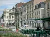 Saint-Quentin - Strassencafé, Blumenbeet, alter Brunnen und Fassaden der Stadt