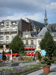 Saint-Quentin - Macizos de flores, arbustos en macetas, y las fachadas de la plaza de la torre de l'Hotel de Ville de la basílica que domina toda la Saint-Quentin