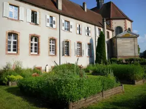 Saint-Quirin - Jardin de curé au pied de l'ancien prieuré bénédictin et de l'église priorale