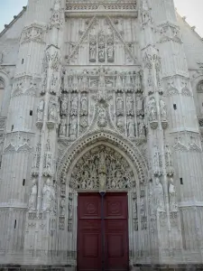 Saint-Riquier - Facade of the Saint-Riquier abbey church of Flamboyant Gothic style: central portal and its statuary (statues, sculptures)