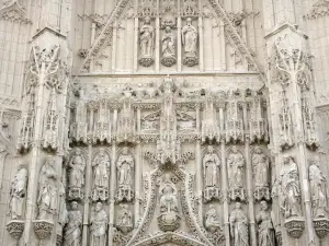 Saint-Riquier - Facade of the Saint-Riquier abbey church of Flamboyant Gothic style: statuary (statues, sculptures)