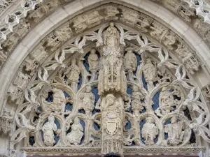 Saint-Riquier - Fassade der Abteikirche Saint-Riquier im Spätgotik Stil: gemeisselter Tympanon des zentralen Kirchenportales