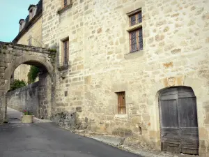 Saint-Robert - Schloss Verneuil und befestigtes Tor des mittelalterlichen Dorfes