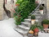 Saint-Robert - Vieille Rue : escalier agrémenté de plantes en pots