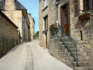 Saint-Robert - Vieille Rue (alte Strasse) gesäumt von Steinhäusern