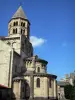 Saint-Saturnin - De dos plantas torre octogonal y el ábside de la iglesia románica Saint-Saturnin, en el Parque Natural Regional de los Volcanes de Auvernia