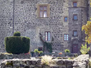 Saint-Saturnin - Façade du château fort