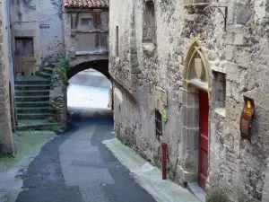 Saint-Saturnin - Alley lined with old houses