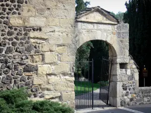 Saint-Saturnin - Porte de l'ancien cimetière et jardin en arrière-plan