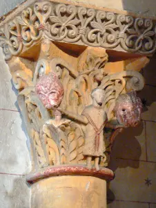 Saint-Sever - Intérieur de l'église abbatiale : chapiteau sculpté