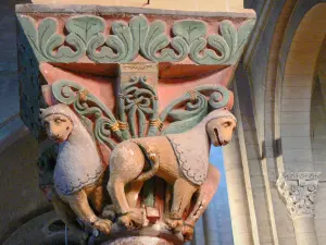 Saint-Sever - Intérieur de l'église abbatiale : chapiteau polychrome