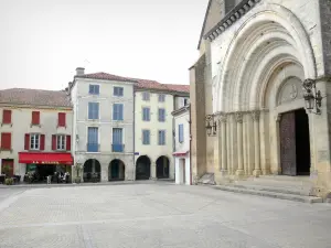 Saint-Sever - Portail de l'église abbatiale et façades de maisons donnant sur la place du Tour du Sol