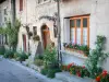 Saint-Sorlin-en-Bugey - Häuser des Dorfes dekoriert mit Gartenpflanzen und Blumen; im Bas-Bugey