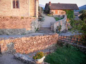 Saint-Sorlin-en-Bugey - Sainte-Marie-Madeleine church and houses of the village; in Lower Bugey 