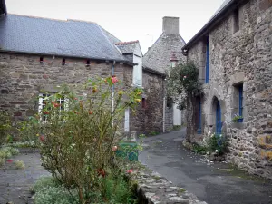 Saint-Suliac - Blumengeschmückte Gasse umgeben mit Häusern aus Stein