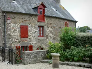 Saint-Suliac - Casa de piedra con persianas de color rojo