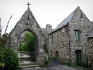 Saint-Suliac - Parish close, narrow street and stone house of the village