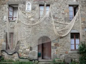 Saint-Suliac - Fachada de una casa de piedra decorada con una red de pesca