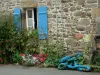 Saint-Suliac - Haus aus Stein mit blauen Fensterläden, mit Blumen