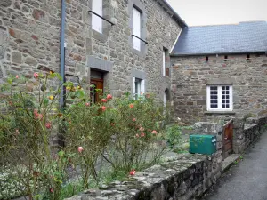 Saint-Suliac - Haus aus Stein mit Rosenstöcken