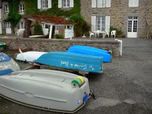 Saint-Suliac - Small boats and stone houses of the village