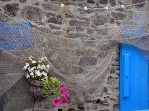 Saint-Suliac - Fassade aus Stein verziert mit einem Fischnet und einem Blumentopf