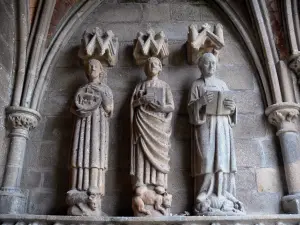 Saint-Suliac - Statues in the hall of the church