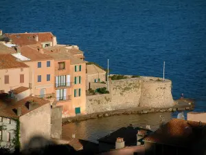 Saint-Tropez - Guarda le case colorate del quartiere di Ponche, Old Tower e il Mar Mediterraneo