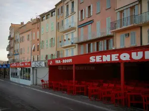 Saint-Tropez - Casas con fachadas de colores, cafetería y restaurantes quai Jean-Jaures