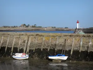 Saint-Vaast-la-Hougue - Harbor bij laag water met kleine bootjes, de pier en het vuur op de achtergrond, in de Cotentin