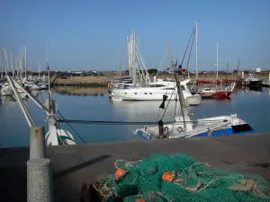 Saint-Vaast-la-Hougue - Poort: net vissen op de steiger, afgemeerde boten, in de Cotentin