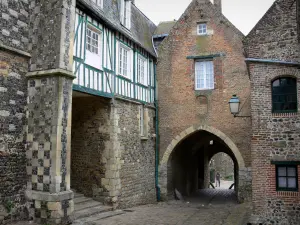 Saint-Valery-sur-Somme - Upper town: Nevers gateway and houses of the medieval town