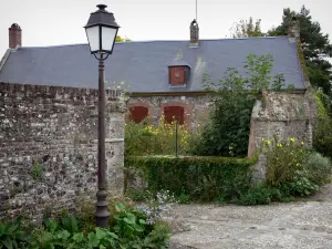 Saint-Valery-sur-Somme - Oberstadt (mittelalterliche Stätte):Strassenlaterne, Häuser und Blumen
