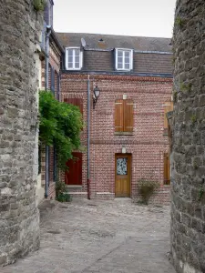 Saint-Valery-sur-Somme - Brick-built houses and narrow paved street