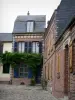 Saint-Valery-sur-Somme - Brick-built houses and paved ground