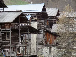 Saint-Véran - Maisons traditionnelles à fustes