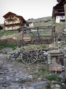 Saint-Véran - Chemin et maisons du village montagnard